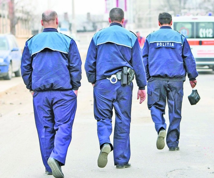 Scad salariile polițiștilor. Și dezbrăcați, și cu banii luați
