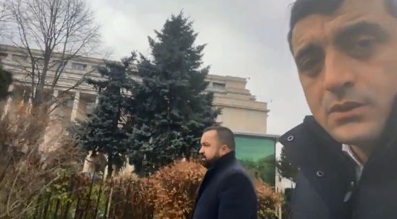 George Simion și mai mulți parlamentari AUR au descins la Guvern. Cer să discute cu premierul Ciucă: „Am venit pentru că altfel…” – VIDEO