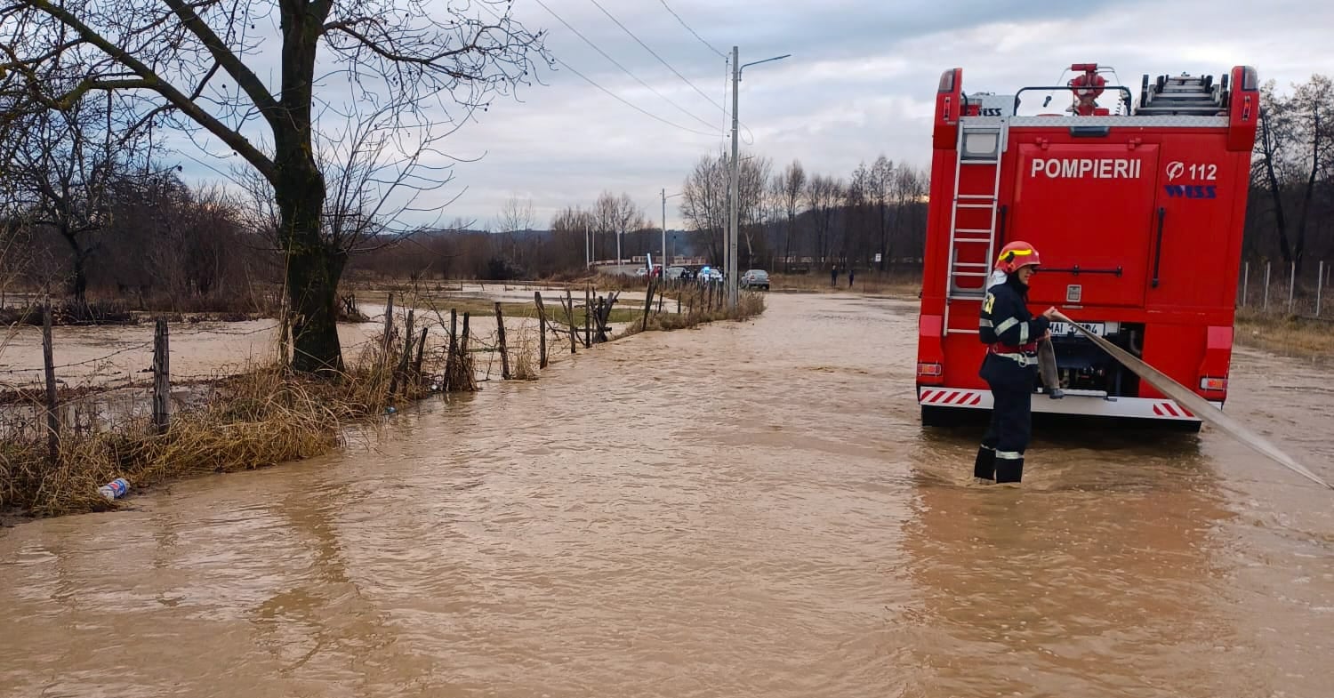 Probleme din cauza inundațiilor în mai multe județe din țară. Pompierii au intervenit pentru a scoate apa din case și din curți