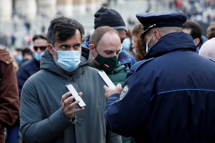 Viață grea pentru nevaccinații din Italia: noi restricții și controale cu poliția