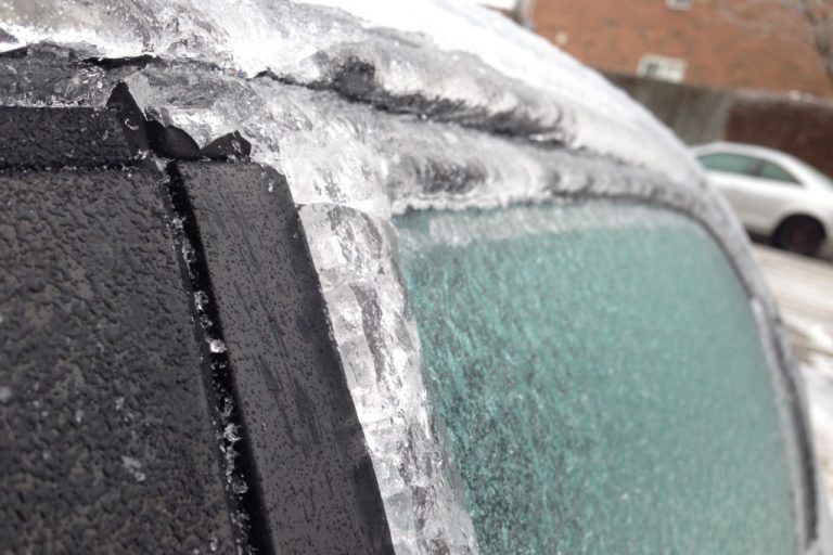Cum îți poți dezgheța mașina în caz de ploaie înghețată - „freezing rain”. Ce trebuie să știe șoferii