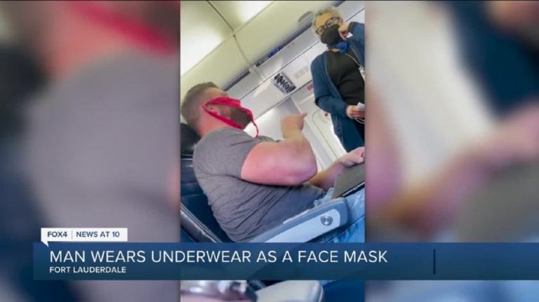 Dat jos din avion pentru că a purtat chiloți tanga pe post de mască