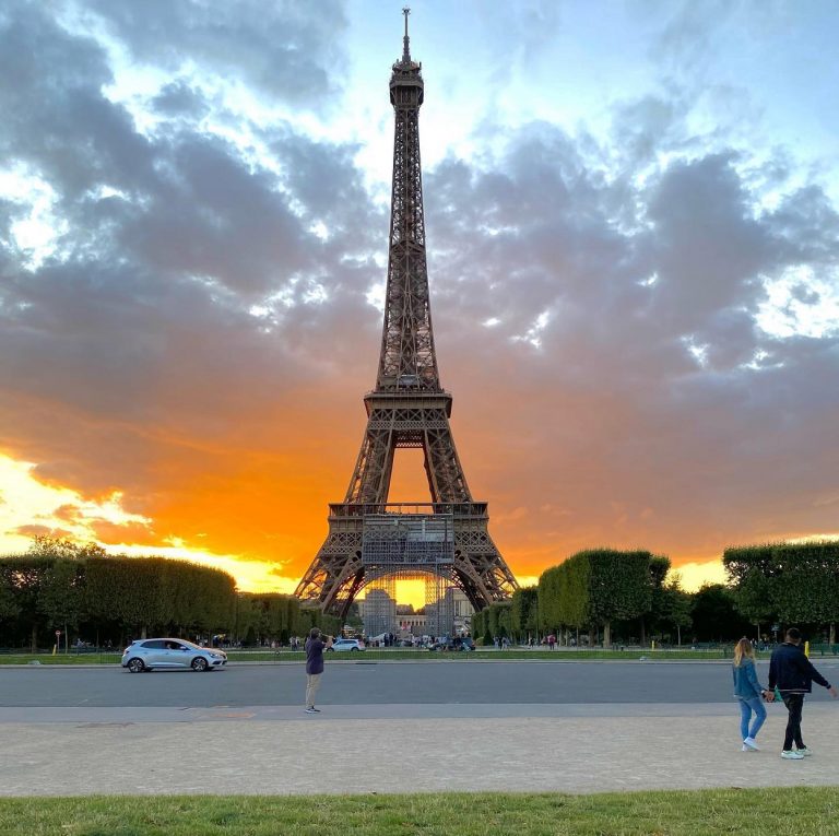 Purtarea măștii în exterior redevine obligatorie la Paris, începând de vineri