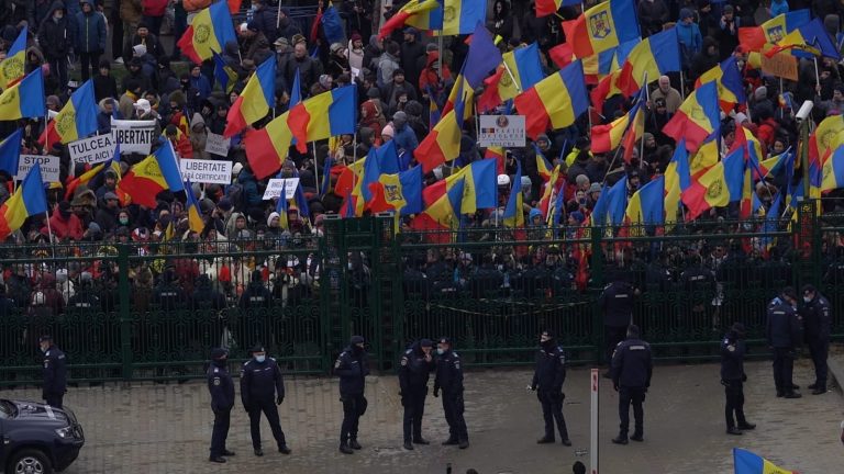Protest la Parlament/Unde s-a ajuns! Mașinile a doi ambasadori, vandalizate!