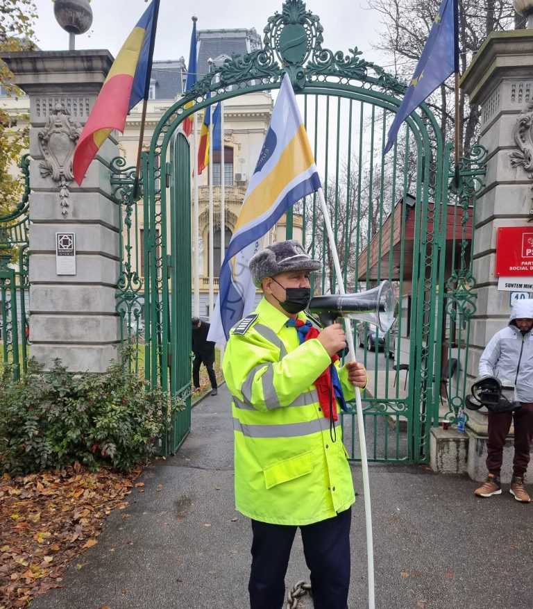 Au răsunat vuvuzelele! După ce au mers să protesteze la sediul PSD și au discutat cu Ciolacu, polițiștii s-au mutat la poarta PNL – VIDEO
