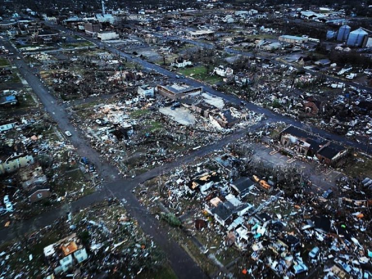 Tornadele care au schimbat America. Joe Biden declară stare de dezastru major (FOTO/VIDEO)