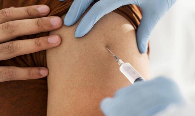 Covid-19. A încercat să se vaccineze într-un braț fals din silicon pentru a obține certificatul sanitar