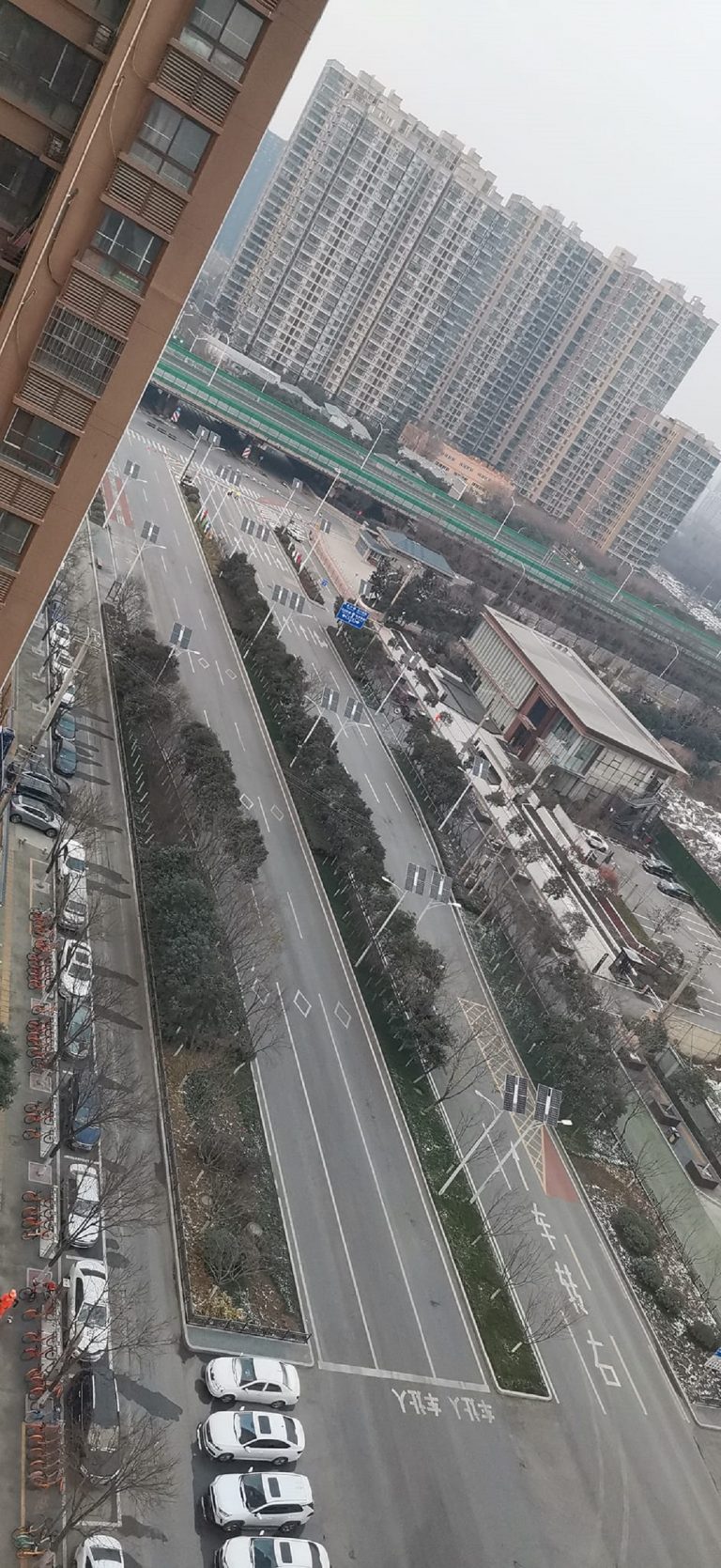 Covid-19. China interzice interzice circulația mașinilor într-un oraș cu 13 milioane de locuitori, deja în carantină