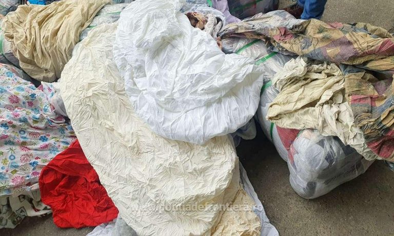 Zdrențe figurând pe post de haine second-hand! Zeci de tone de „îmbrăcăminte”, găsite în Portul Constanța – FOTO/VIDEO