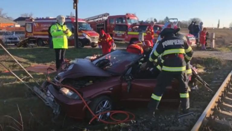 Mașină izbită de tren: doi oameni și-au pierdut viața. Unde s-a produs cumplitul accident - VIDEO