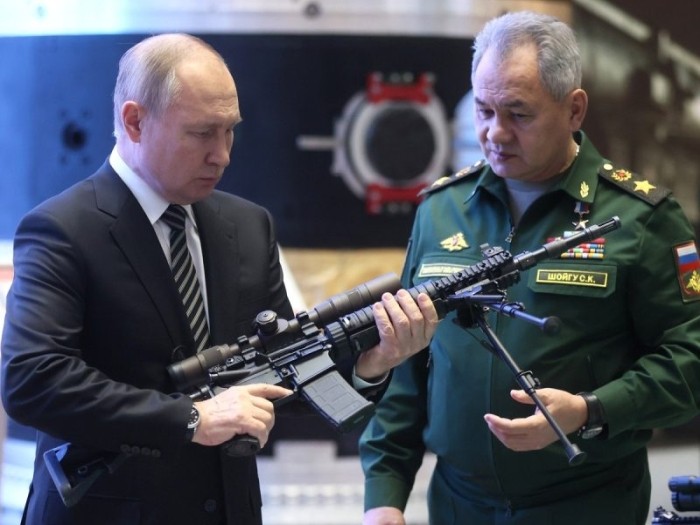 Armele nu țin de foame: Putin joacă economia Rusiei