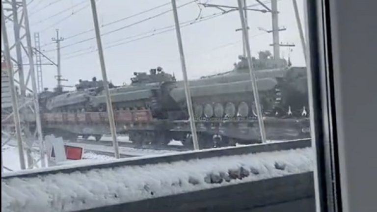 Trenurile transsiberiene aduc tancurile lui Putin pe granița cu Ucraina! Armata Roșie, în formație de luptă! (VIDEO)