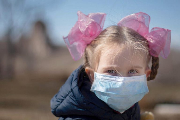 Dezinformarea despre vaccinuri i-a făcut pe copii vulnerabili la varianta Omicron