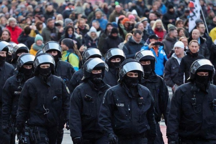 Colapsul democrației: puterea absolută capătă încrederea publicului