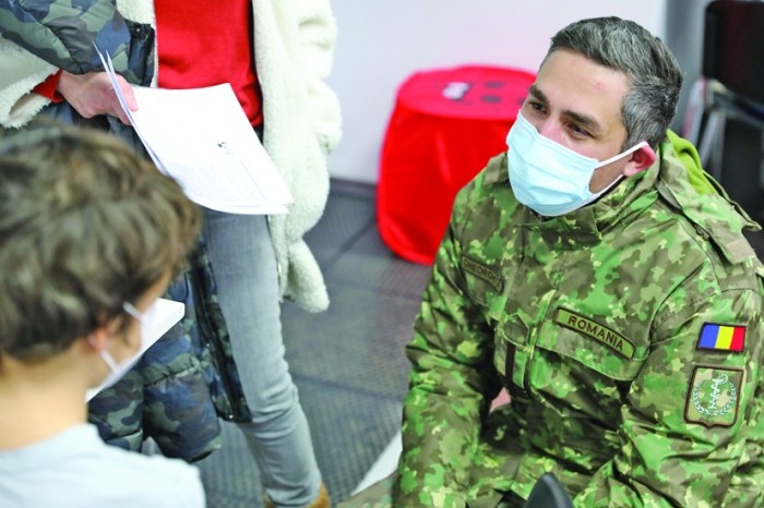 Strategie aberantă. Au sacrificat copiii pentru că bătrânii nu au vrut să se vaccineze