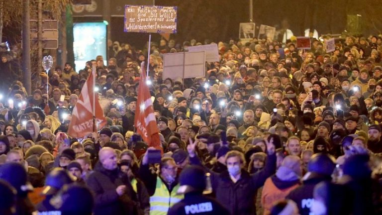 Proteste în toată Germania. Oamenii se ridică împotriva vaccinării obligatorii (FOTO/VIDEO)