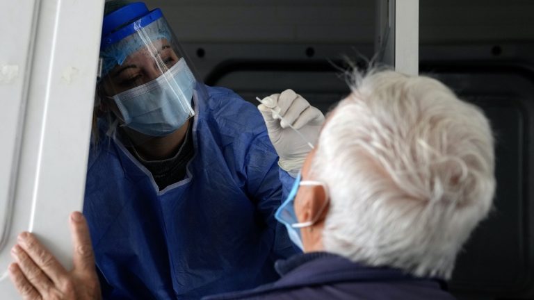 Covid-19. Grecia începe amendarea bătrânilor nevaccinați. În fiecare lună
