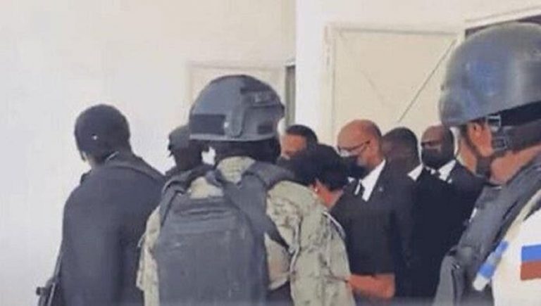 Tentativă de asasinat asupra unui premier. Au încercat să-l împuște în biserică! (VIDEO)