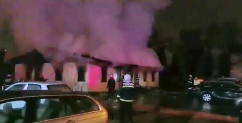 Incendiu de proporții în Slatina. Clădire învăluită de flăcări, mai multe mașini distruse - VIDEO