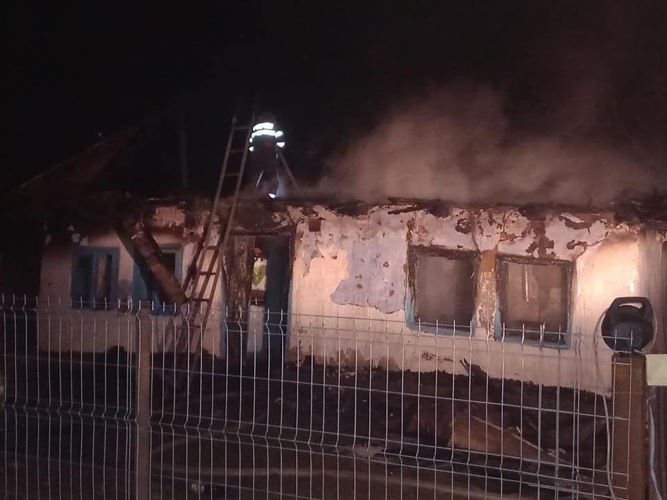 Dezastru în urma unui incendiu. Au rămas fără acoperiș deasupra capului, în plină iarnă