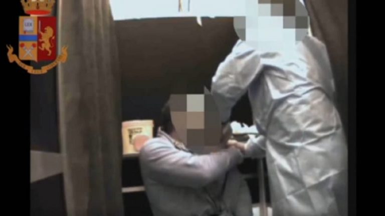 Vaccinare la chiuvetă în Italia. Zeci de certificate false, mii de euro profit (VIDEO)