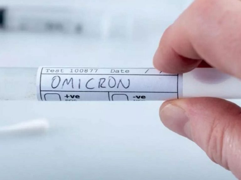OMS: Mai multe date sugerează un nivel mai scăzut de severitate al variantei Omicron