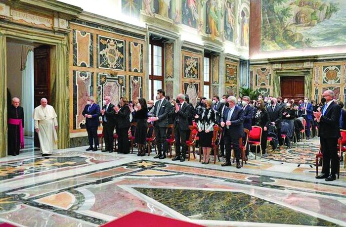 Papa îi binecuvânteză pe cei mai înjurați angajați ai Italiei