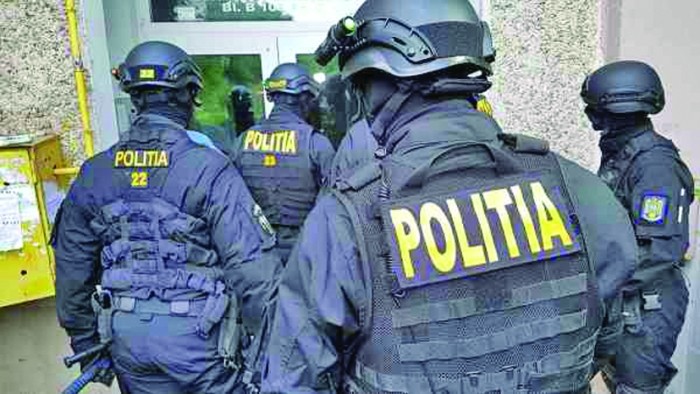 „Mascaţii” au descins peste mafia permiselor. Cinci oameni, arestaţi! Cum funcționa gruparea?