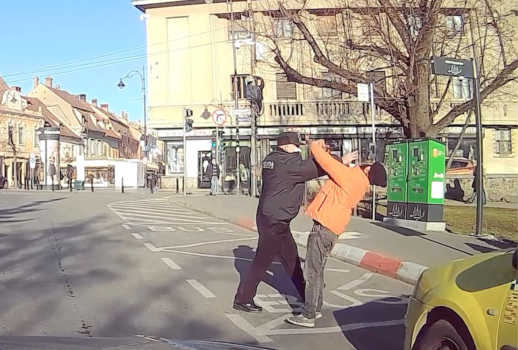 IMAGINI ȘOCANTE! Polițist local, filmat lovind un om al străzii. Unde s-a întâmplat totul! - VIDEO