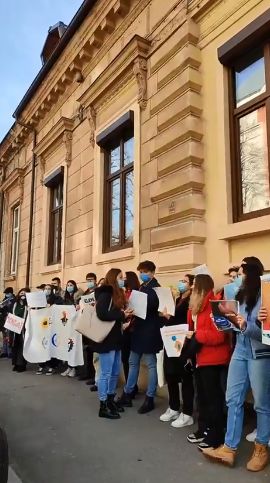 Elevii au ieșit să protesteze la Ministerul Educației: Au scandat ”Demisia!” și ”Vrem bursele înapoi”- VIDEO LIVE