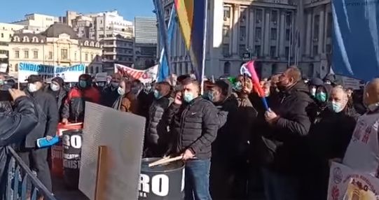 Protest în fața geamurilor Guvernului. Sindicaliștii din industria aluminiului ies, vineri, în stradă - VIDEO