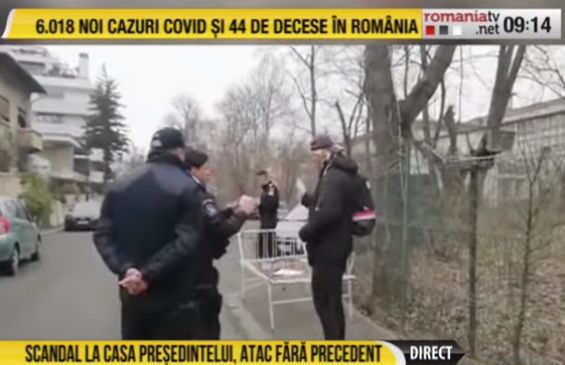 Circ în poarta casei lui Ion Iliescu, de ziua lui. Cu ce „cadouri” au venit protestatarii - VIDEO