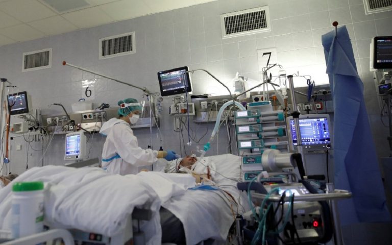 Covid-19. Riscul de spitalizare și deces, redus la jumătate cu Omicron comparativ cu Delta