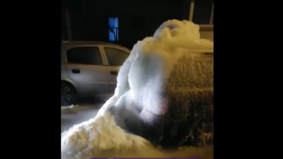 Mașină „îmbrăcată” într-un strat de gheață, din cauza unei conducte sparte. S-a întâmplat la Sibiu - VIDEO