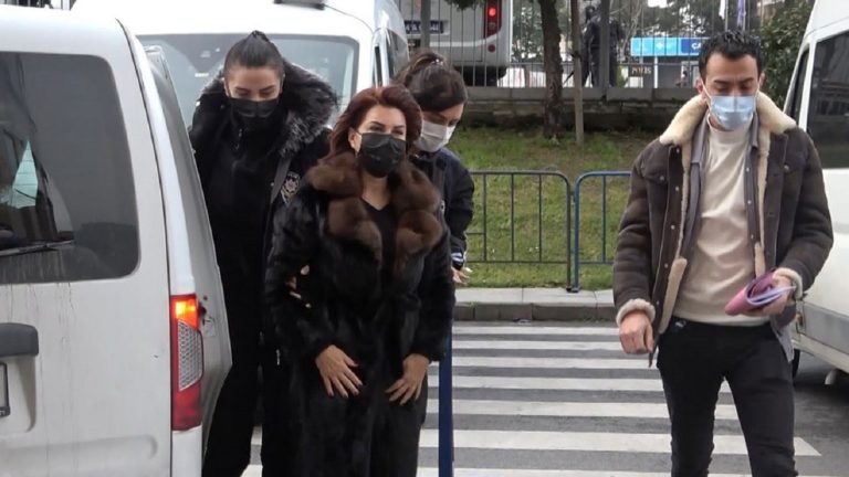 O cunoscută jurnalistă din Turcia, arestată pentru că l-a „insultat” pe Erdogan. „Boul nu devine rege intrând în palat”