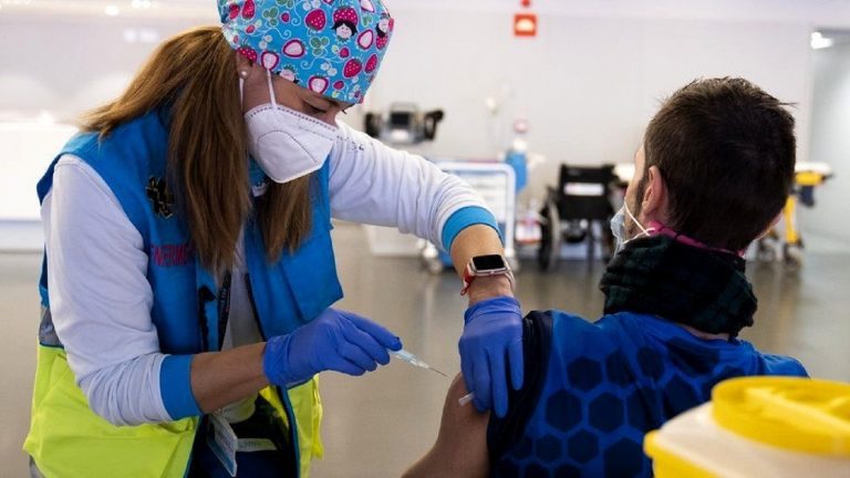 COVID-19. Prima țară din Europa care începe VACCINAREA OBLIGATORIE a populației!