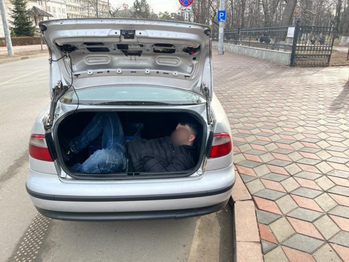 Situație incredibilă în Botoșani: un bărbat a găsit un tânăr dormind în portbagaj! Ce s-a întâmplat după ce a pus rapid mâna pe telefon