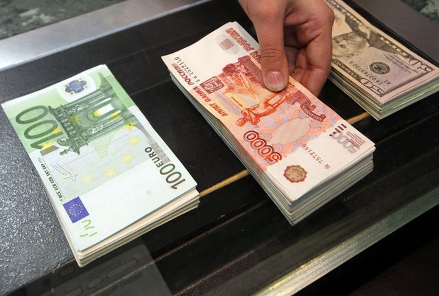 Băncile încep să sisteze tranzacțiile cu rubla! Efecte imediate pe piața financiară, moneda rusească s-a prăbușit!