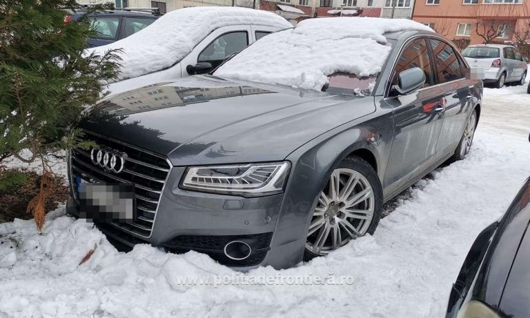 Polițiștii au zărit, într-o parcare, un Audi A8 înmatriculat în afara țării. Ce au descoperit când au făcut verificări