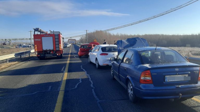 Accident pe DN 22B: Cinci mașini implicate. Trei oameni, în grija medicilor - FOTO
