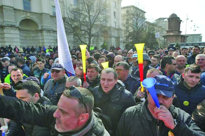 Polițiștii amenință. Dacă va fi război, își vor da demisia în masă