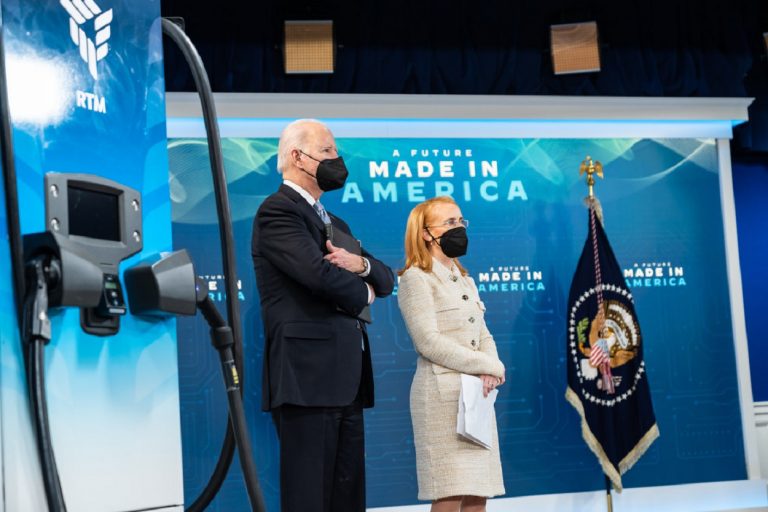 Covid-19. Mai multe state americane democrate aruncă masca. Biden, învins la el acasă