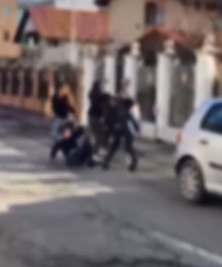 Imagini INCREDIBILE! Cinci fete s-au luat la bătaie, în plină stradă. Scene demne de K1, în Focșani - VIDEO