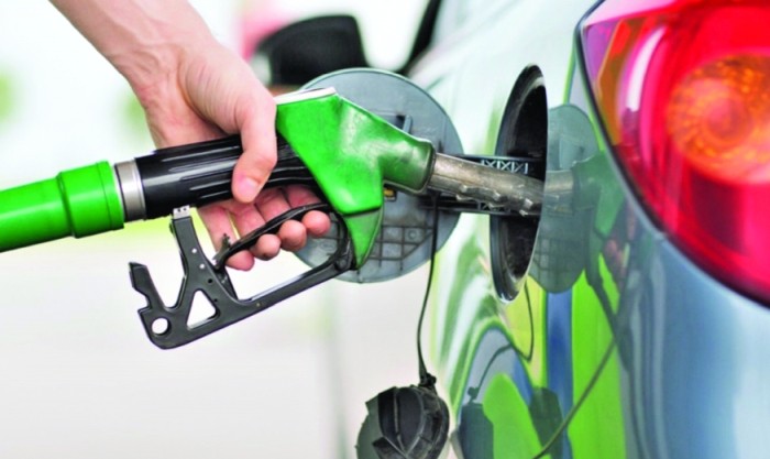 Nu are încotro. Guvernul, obligat să reducă accizele la carburanți