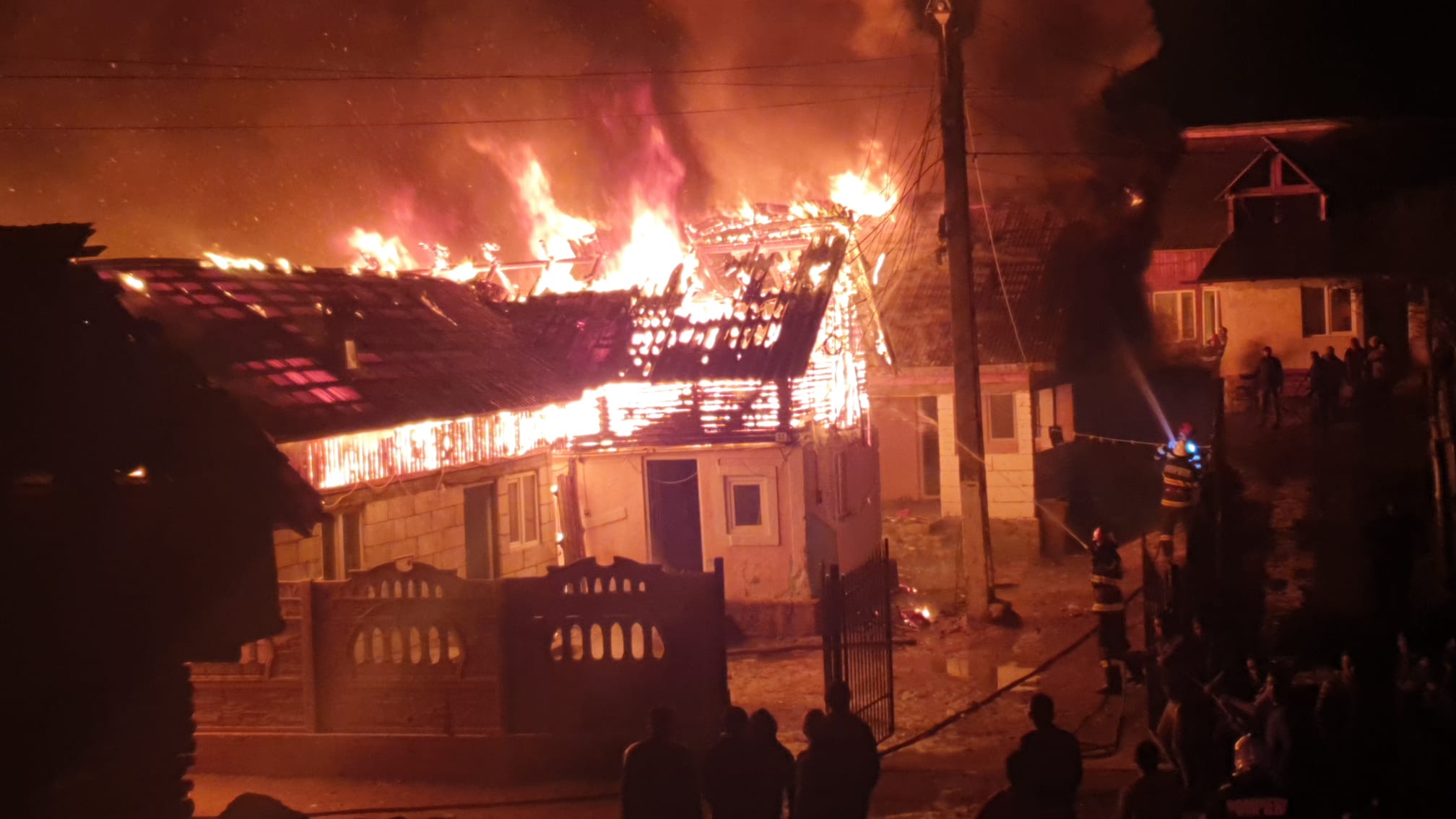 Incendiu de proporții în Argeș. Șapte case, afectate de flăcări