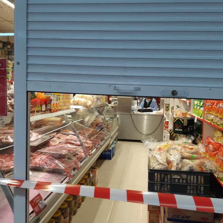 Carne expirată, alimente vechi, rugină și mizerie într-o cunoscută piață din București! Inspectorii ANPC, „show total” când au năvălit peste comercianți! – VIDEO
