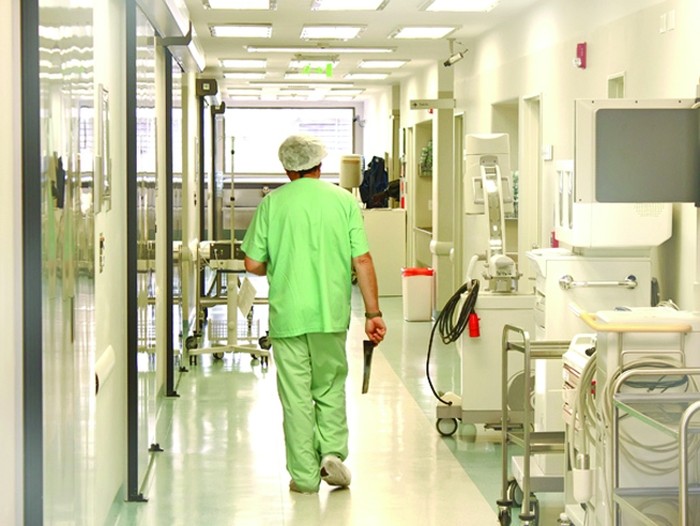 Un medic din Iaşi şi-a internat propriii părinţi în spital vreme de 1.229 de zile în 6 ani. Doctorul,  concediat!