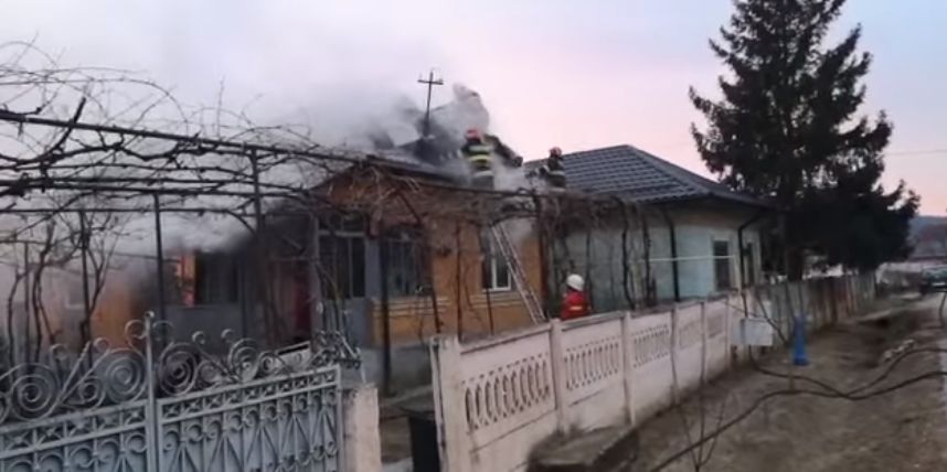 Pompierii, în alertă! Incendiu într-o locuință, după explozia unei centrale termice. Doi oameni răniți - VIDEO