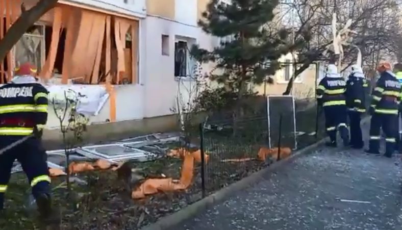 Explozie într-un bloc din Craiova, pompierii au intervenit de urgență. O femeie a fost rănită - VIDEO