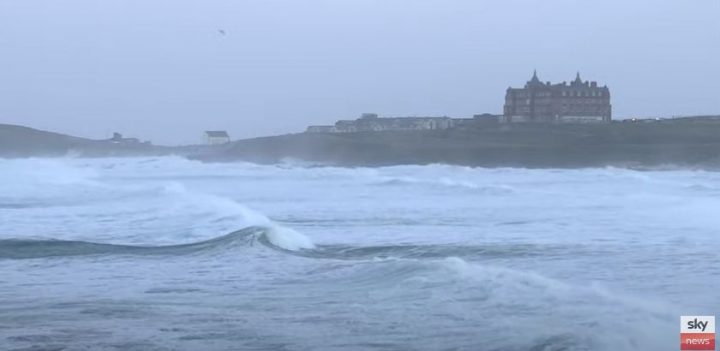 Alertă maximă în Marea Britanie! COD ROȘU din cauza furtunii EUNICE. Avertizare de la MAE - VIDEO LIVE (sursa foto: captură youtube)